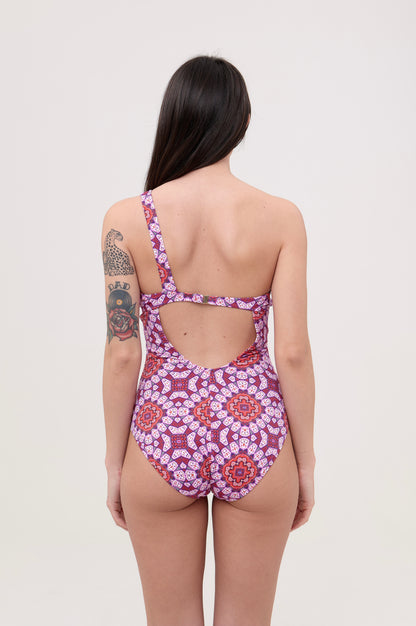 ONE SHOULDER ENTIRE